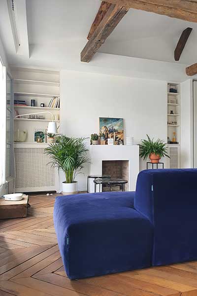 sofa PYLLOW von MYCS in blauem Samt in Altbauwohnung