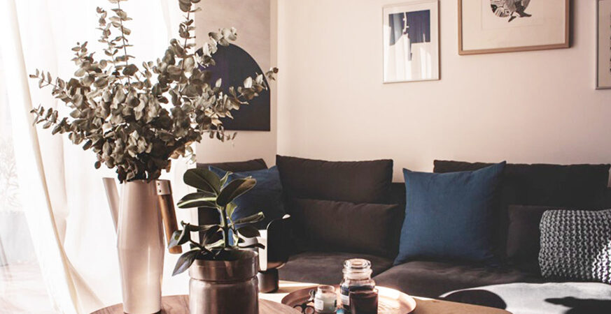 Sofa in dunklen Farben und Couchtischen