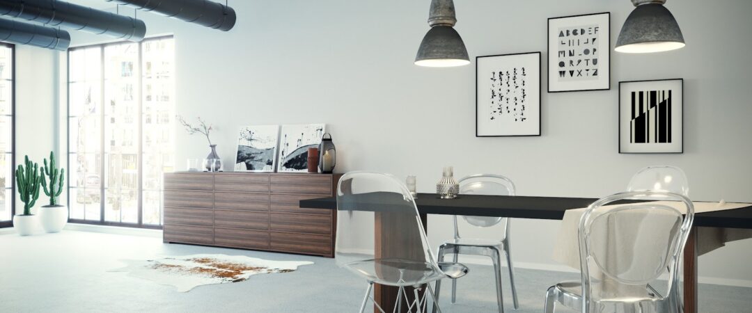 Une maison moderne avec un buffet bas en noyer, une table aux lignes épurées et des chaises design à coques transparentes.