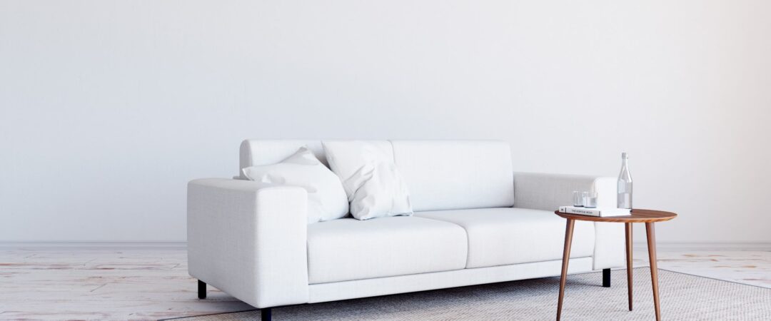 Sofa mit hellem Bezug von MYCS
