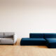 graues MYCS 2-Sitzer Sofa und blaues Ecksofa aus Samt auf Dielenboden