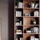 Bücherregal in Nussbaum mit Büchern und Pflanzen
