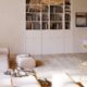 gemuetliches Wohnzimmer mit Sofas Bücherwand und Sideboard