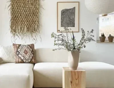 Boho Wohnzimmer mit grauem Sofa