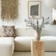 Boho Wohnzimmer mit grauem Sofa