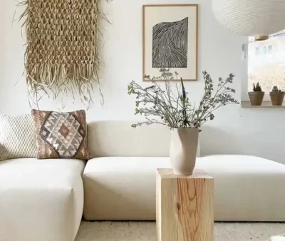 Boho Wohnzimmer mit grauem Sofa