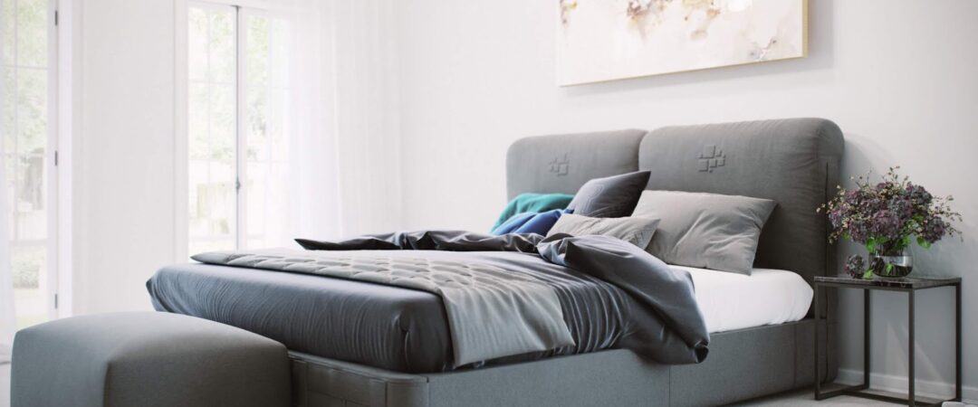 gemuetliches Schlafzimmer mit grauem Boxspring Bett