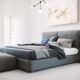 gemuetliches Schlafzimmer mit grauem Boxspring Bett