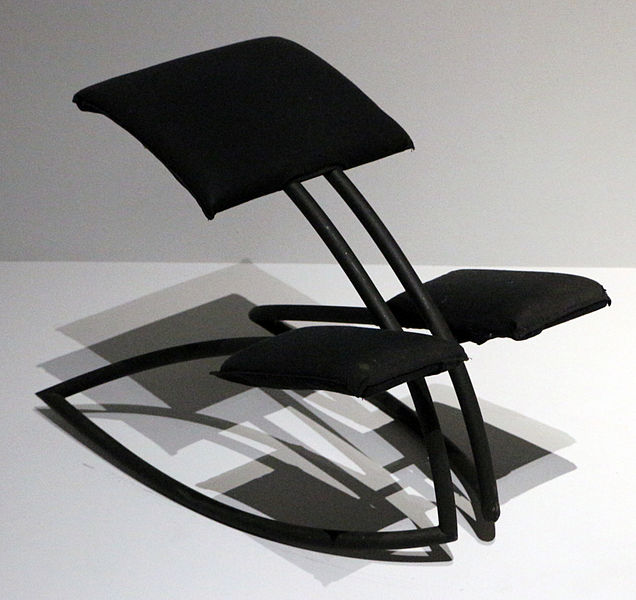 Stuhl im Design der 80er Jahre, entworfen von Philippe Stark