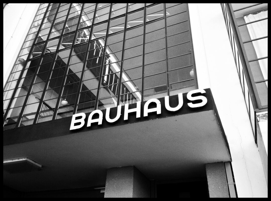 Ein Gebäude im Bauhaus-Stil.