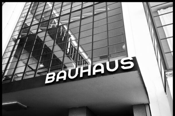 Ein Gebäude im Bauhaus-Stil.