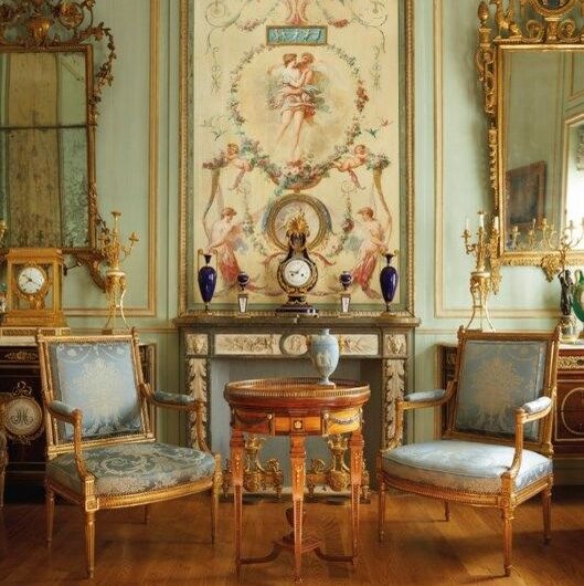 Eine Holztafel in einem Wohnzimmer im Stil von König Ludwig XVI.
