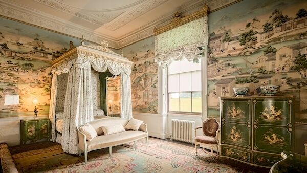 Ein Bild des östlichen Schlafzimmers in Harewood House. Die klassischen Möbel wurden von Robert Adam und John Carr entworfen.