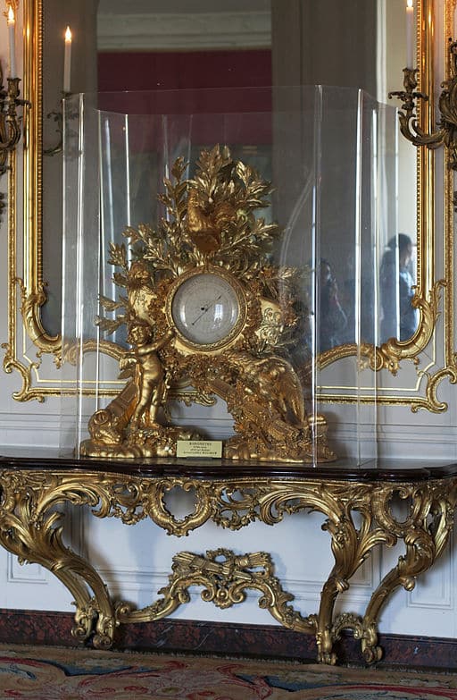 Schloss Versailles, Gemächer der Dauphine, großer Rokoko-Spiegel.