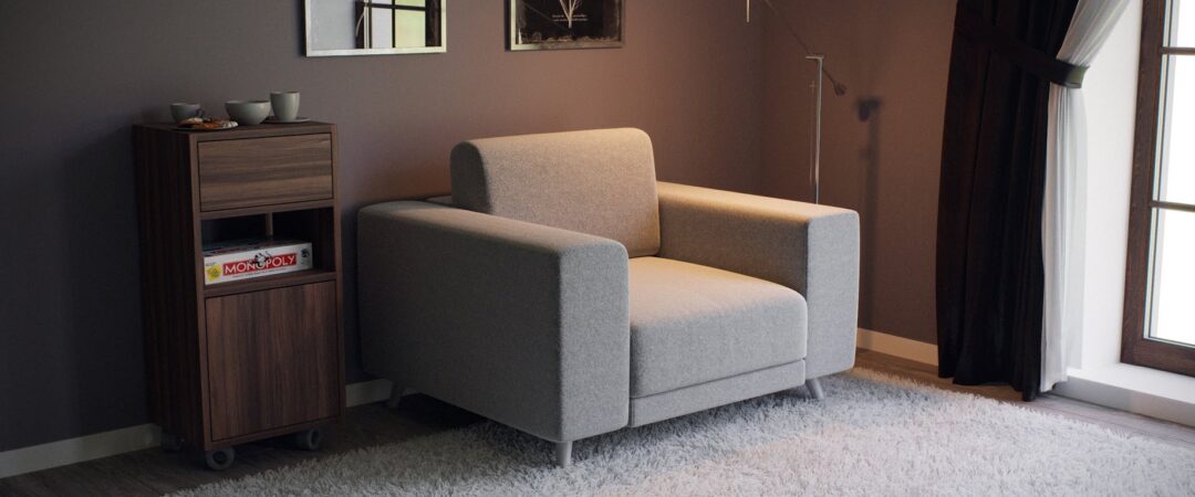 Un fauteuil gris avec de larges accoudoirs.