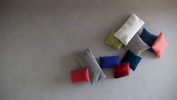 Vuede haut de coussins de différentes tailles et de différentes couleurs