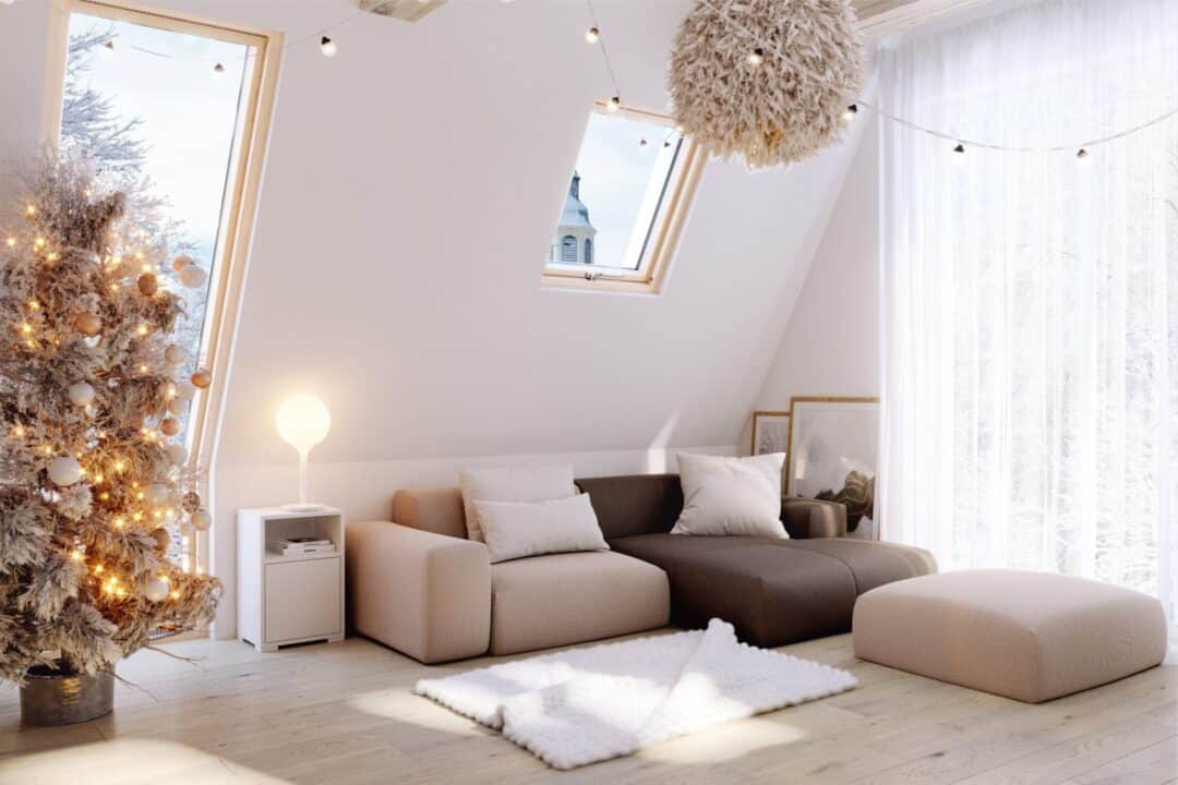 Ein winterlich dekoriertes Wohnzimmer mit einem gemütlichen Sofa und einem geschmückten Weihnachtsbaum.