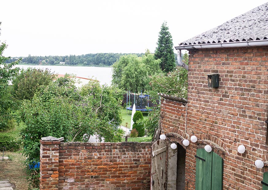 Ein Blick von der Villa Peng auf einen See in Wusterwitz