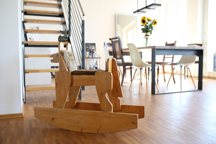 Ein Mix aus traditionellen und modernen Möbeln macht die Wohnung einzigartig