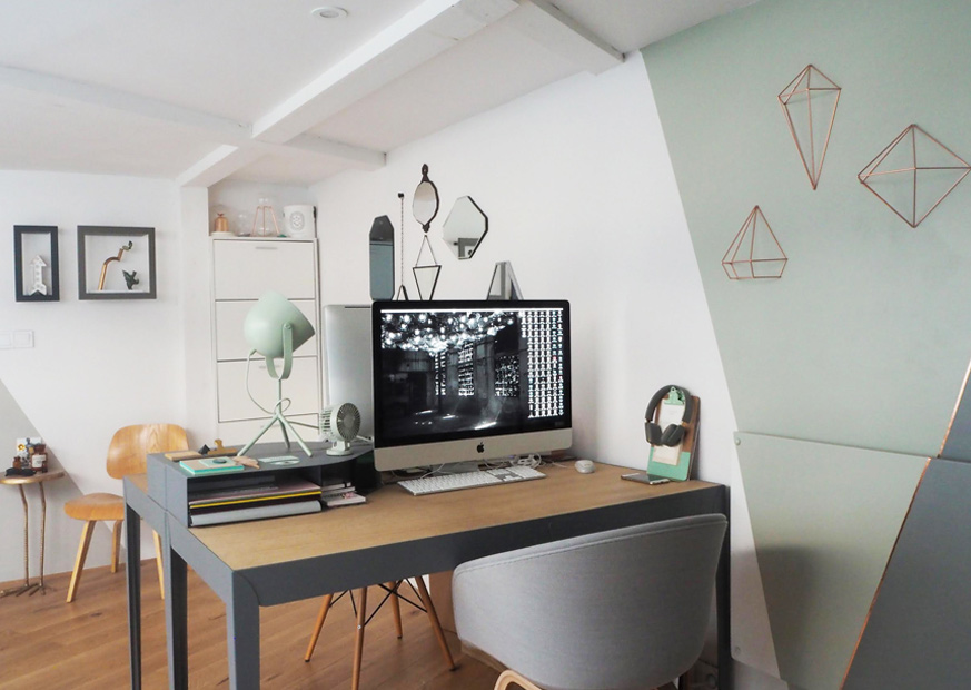 Arbeitszimmer mit Schreibtisch in Grau und Eiche, graphischen Wohnaccessoires und einem Holzstuhl 