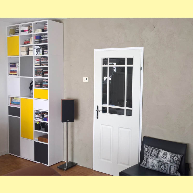 Étagère haute et étroite avec portes et tiroirs jaunes, gris et noirs