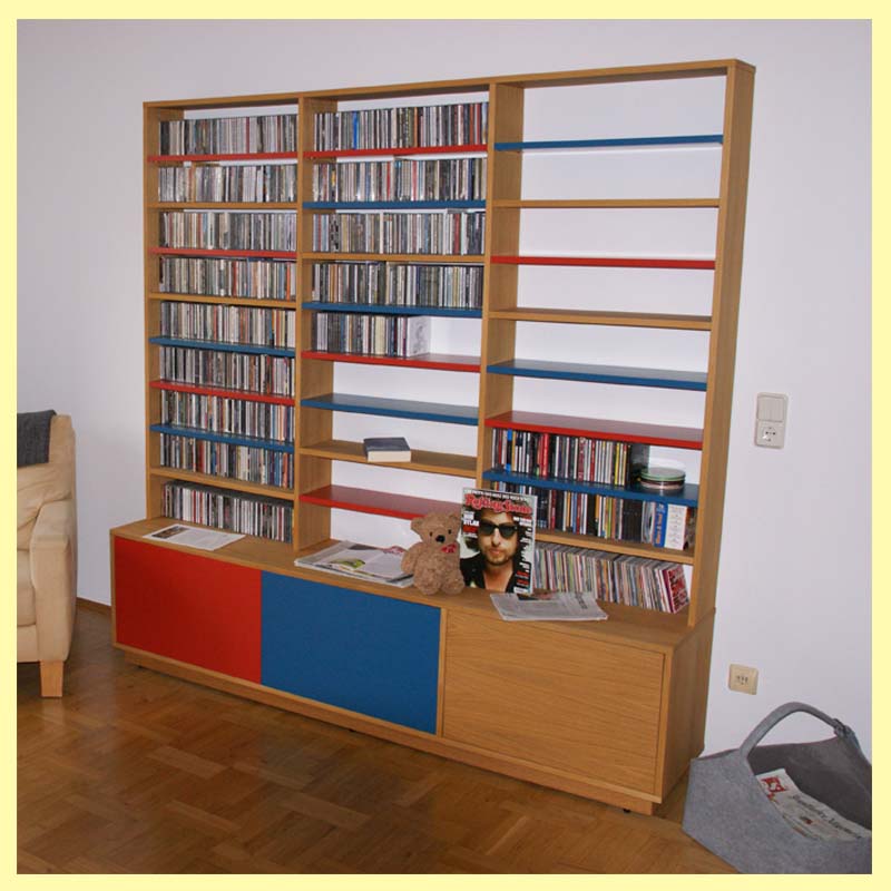 Range-CD en chêne avec étagères rouges et bleues